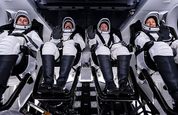 Los astronautas de la Crew-12 inician su regreso a la Tierra y amerizarán en California