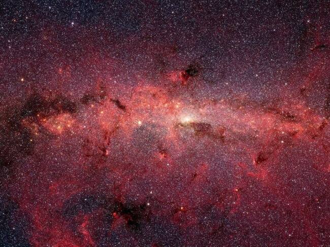 El centro de la Vía Láctea en luz infrarroja, visto por el Telescopio Espacial Spitzer. Un estudio reciente muestra menos tipos de planetas más comunes en las afueras de nuestra galaxia. Foto: NASA, JPL-CALTECH, SUSAN STOLOVY (SSC / CALTECH) ET / EUROPA PRESS