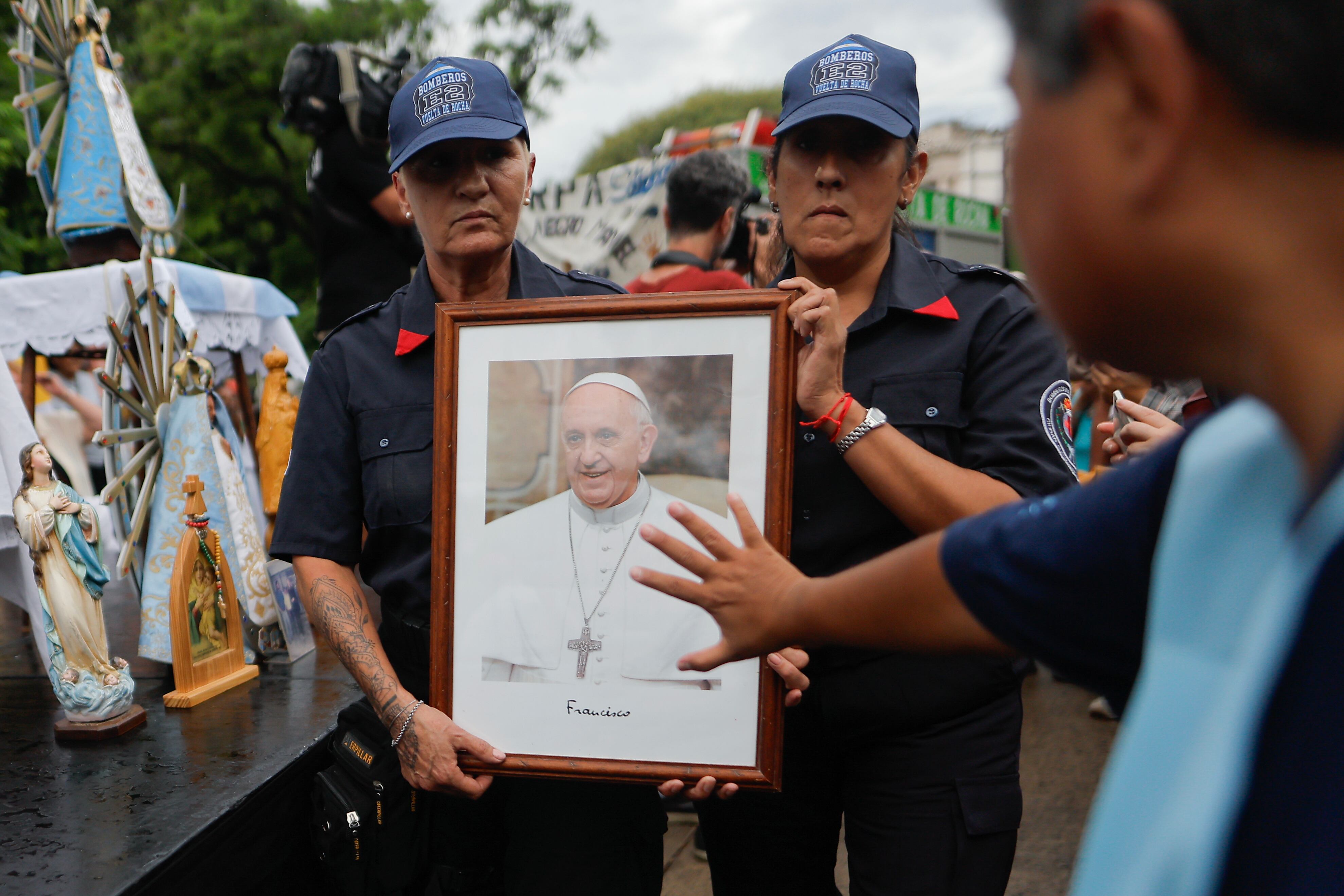AME3170. BUENOS AIRES (ARGENTINA), 24/02/2025.- Personas sostienen una imagen del Papa Francisco durante una misa este lunes, en la Plaza Constitución en Buenos Aires (Argentina). EFE/Juan Ignacio Roncoroni