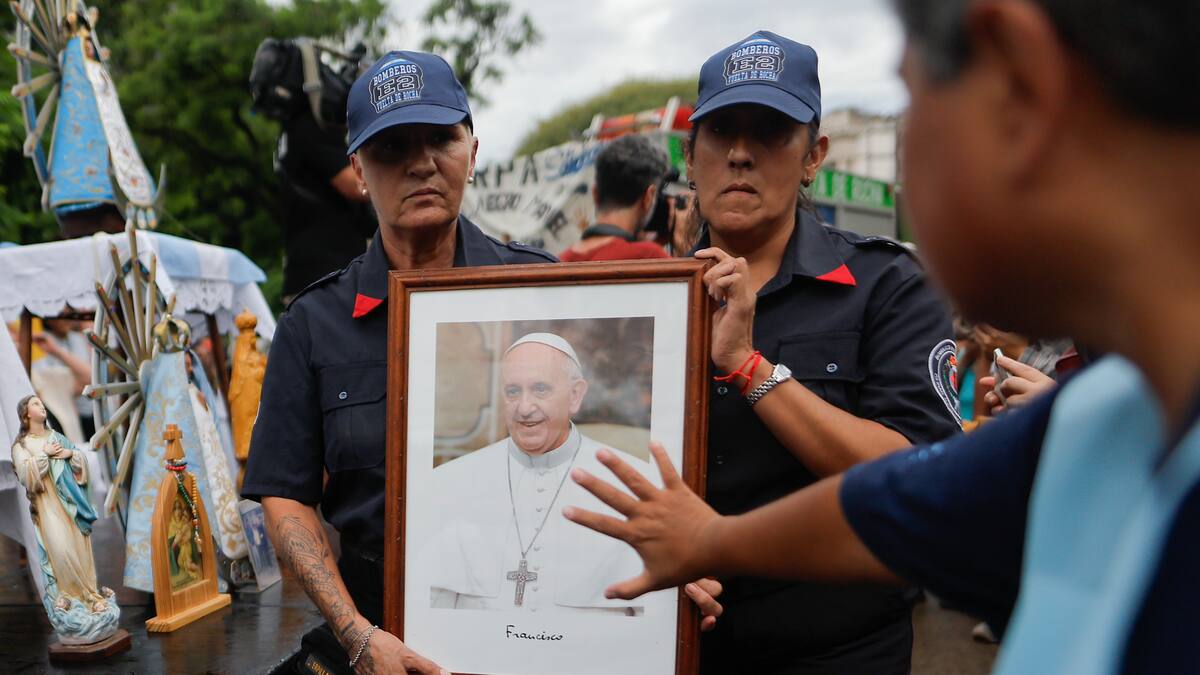 Papa Francisco tuvo “resultados beneficiosos” tras fisioterapia respiratoria y motora
