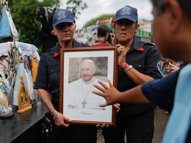 AME3170. BUENOS AIRES (ARGENTINA), 24/02/2025.- Personas sostienen una imagen del Papa Francisco durante una misa este lunes, en la Plaza Constitución en Buenos Aires (Argentina). EFE/Juan Ignacio Roncoroni