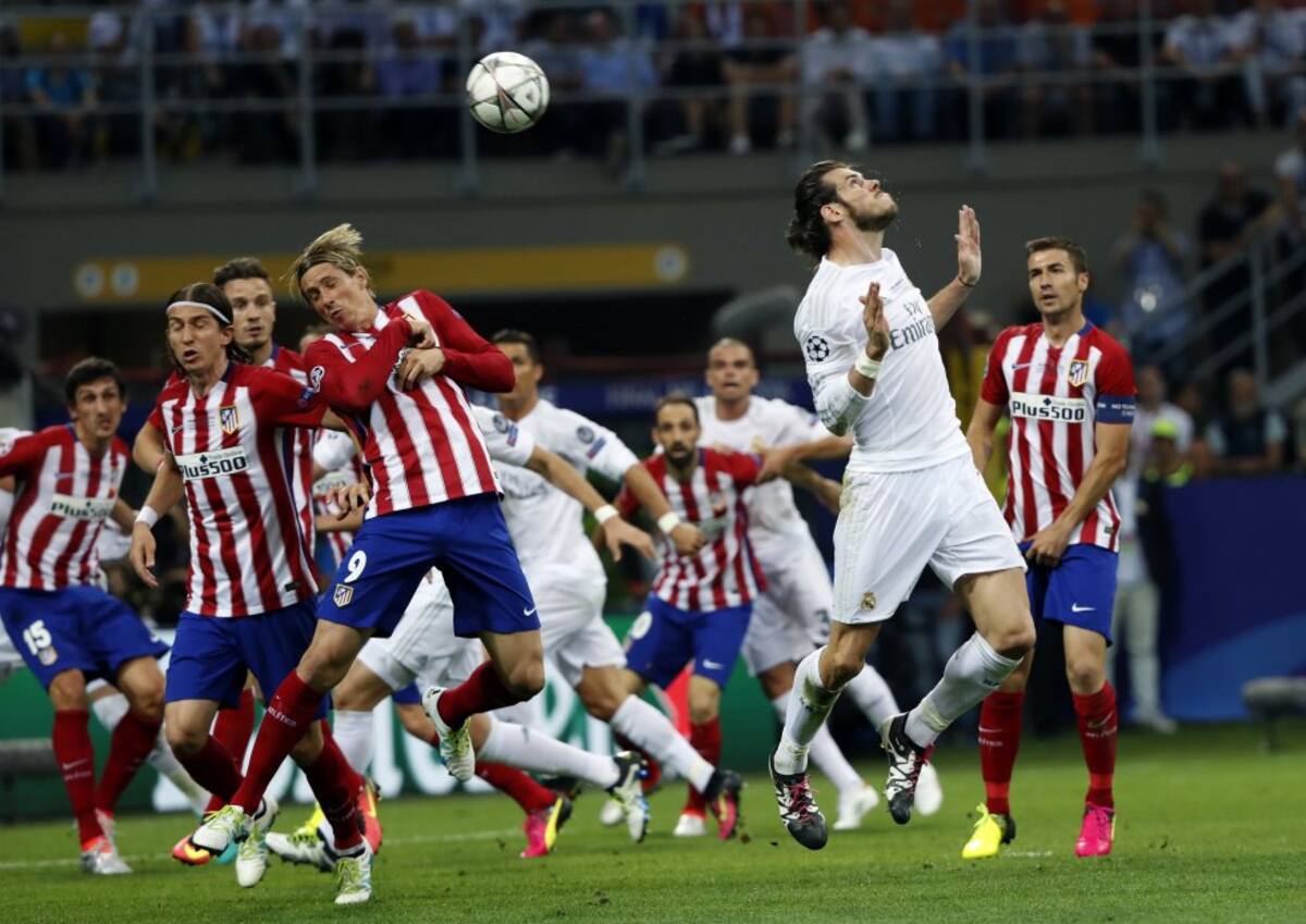 El centrocampista galés del Real Madrid Gareth Bale junto al delantero del Atlético de Madrid Fernando Torres