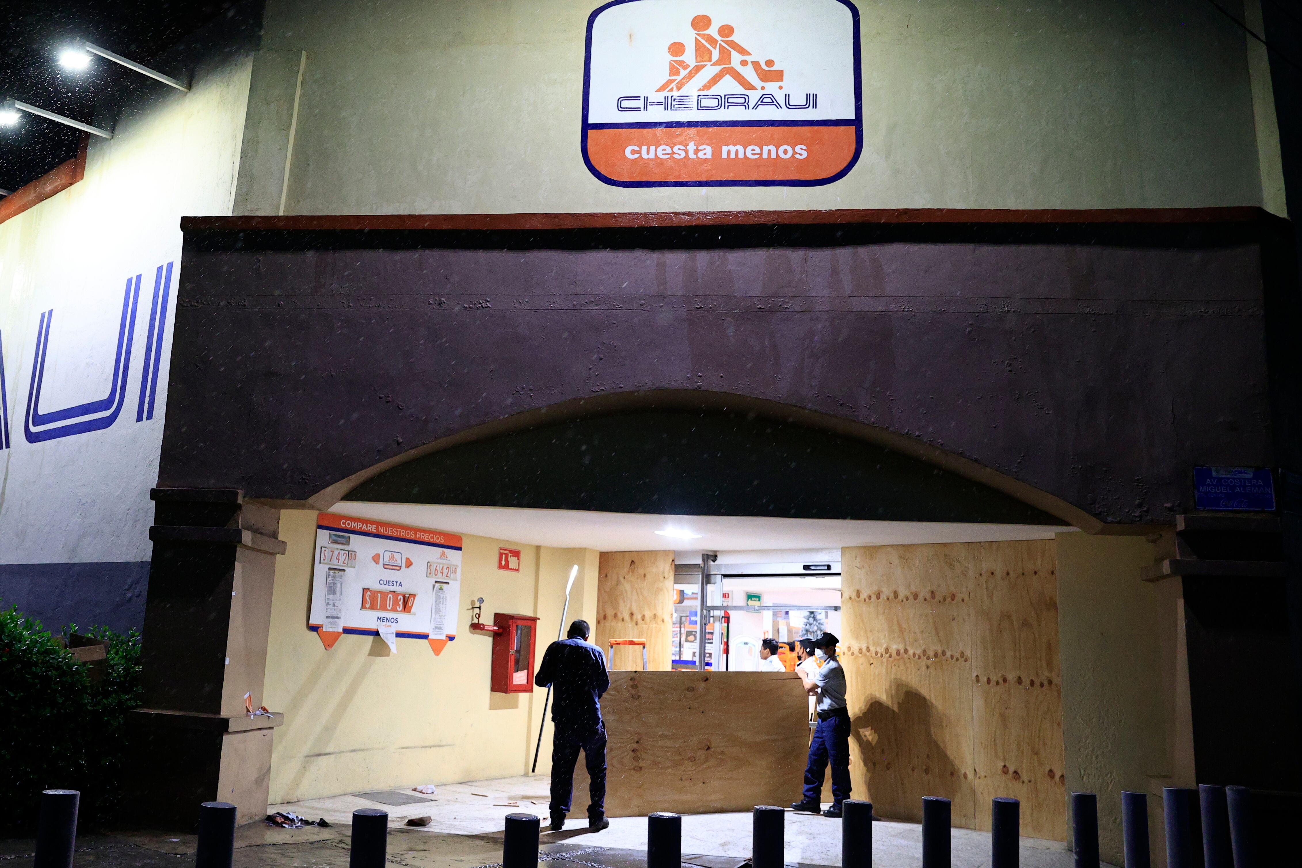 MEX9254. ACAPULCO (MÉXICO), 24/10/2023.- Fotografía de paneles en la fachada de un establecimiento como parte de las medidas ante la inminente llegada del huracán Otis, en Acapulco (México). El presidente de México, Andrés Manuel López Obrador, llamó este martes a la población de la Costa Grande de Guerrero, estado de sur del país, a extremar precauciones ante el pronóstico que el huracán Otis, de categoría 5, tocará tierra entre Acapulco y Técpan de Galeana en las primeras horas del miércoles. EFE/David Guzmán