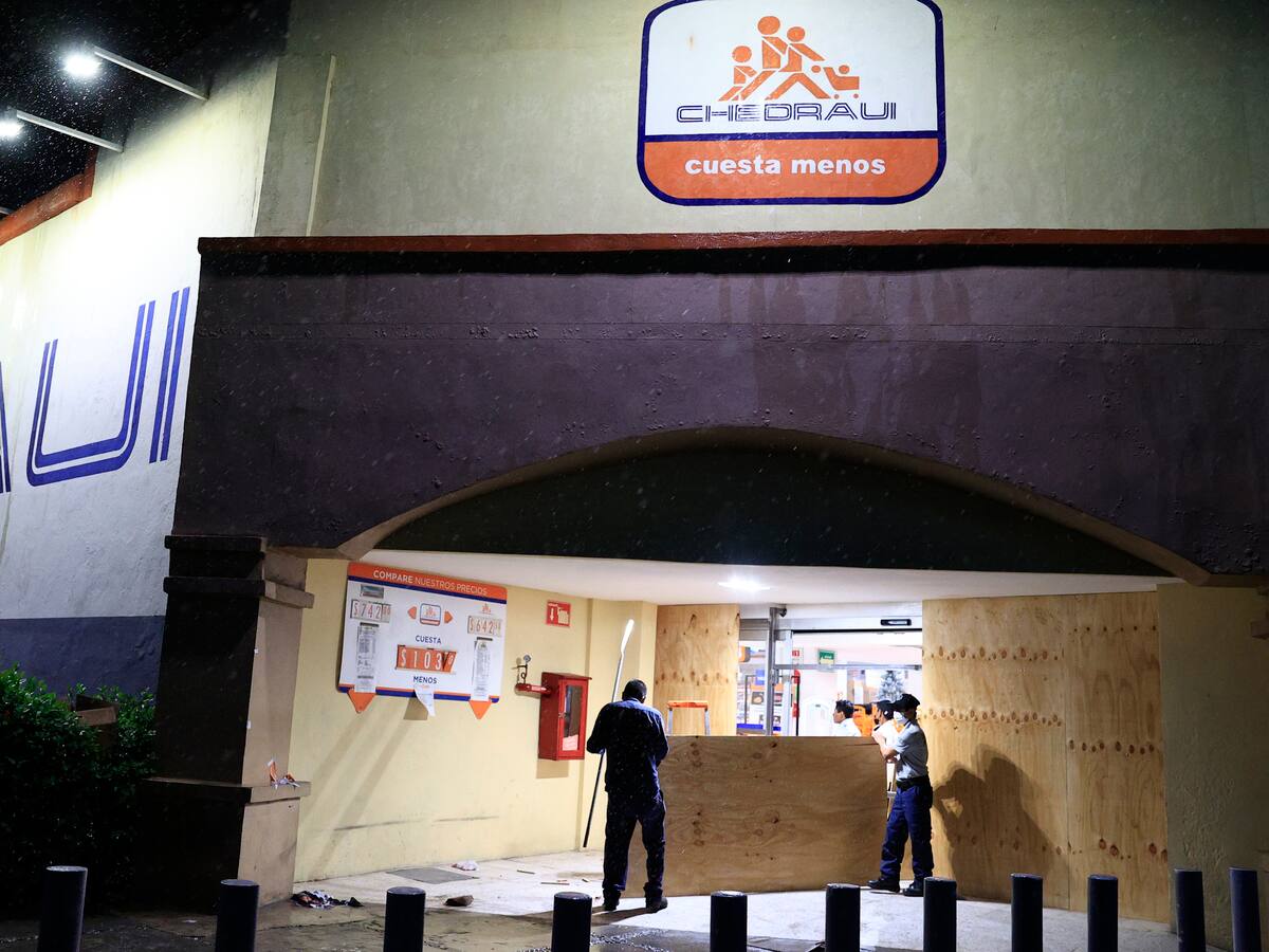 Huracán Otis baja a categoría 4 tras tocar tierra en puerto mexicano de Acapulco