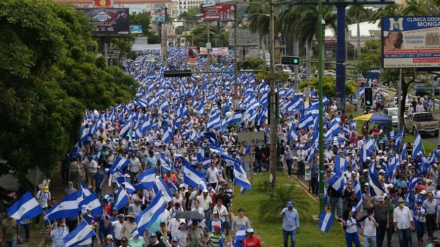 Cientos de nicaragüenses iniciaron una marcha en una de las principales vías del este de Managua, para exigir la renuncia de Ortega. Foto: Getty Images