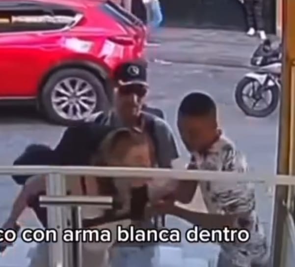 Momento de intento de atraco en pleno centro de Armenia. Foto: Cortesía video cámaras de seguridad