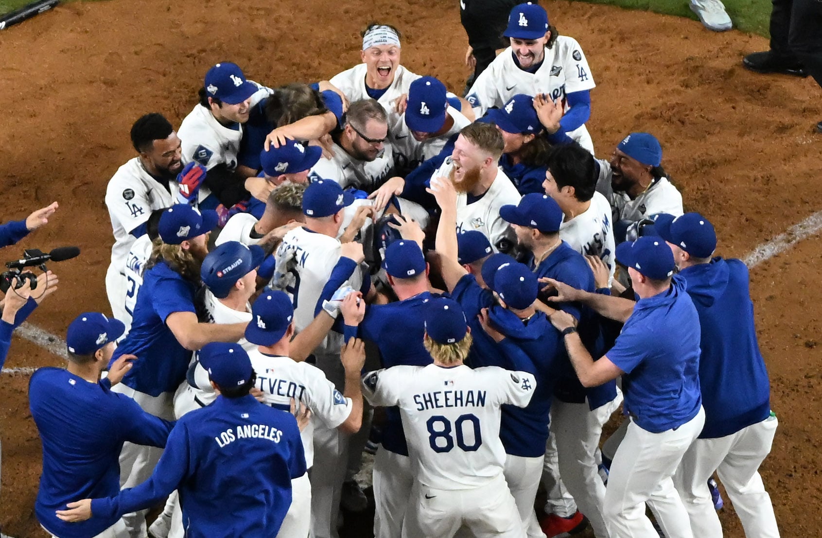 Los jugadores de Los Dodgers festejan la victoria en el maratónico juego ante Los Azulejos.  (Photo by Keith Birmingham/MediaNews Group/Pasadena Star-News via Getty Images)