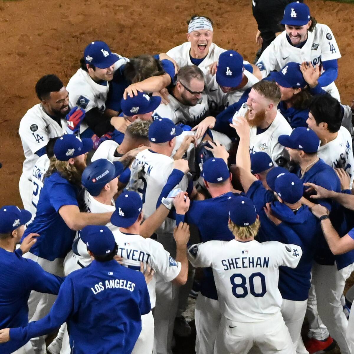 Los Dodgers le ganan un partido histórico a los Azulejos y toman ventaja en la Serie Mundial