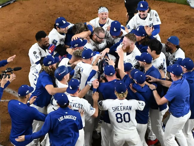 Los jugadores de Los Dodgers festejan la victoria en el maratónico juego ante Los Azulejos. (Photo by Keith Birmingham/MediaNews Group/Pasadena Star-News via Getty Images)