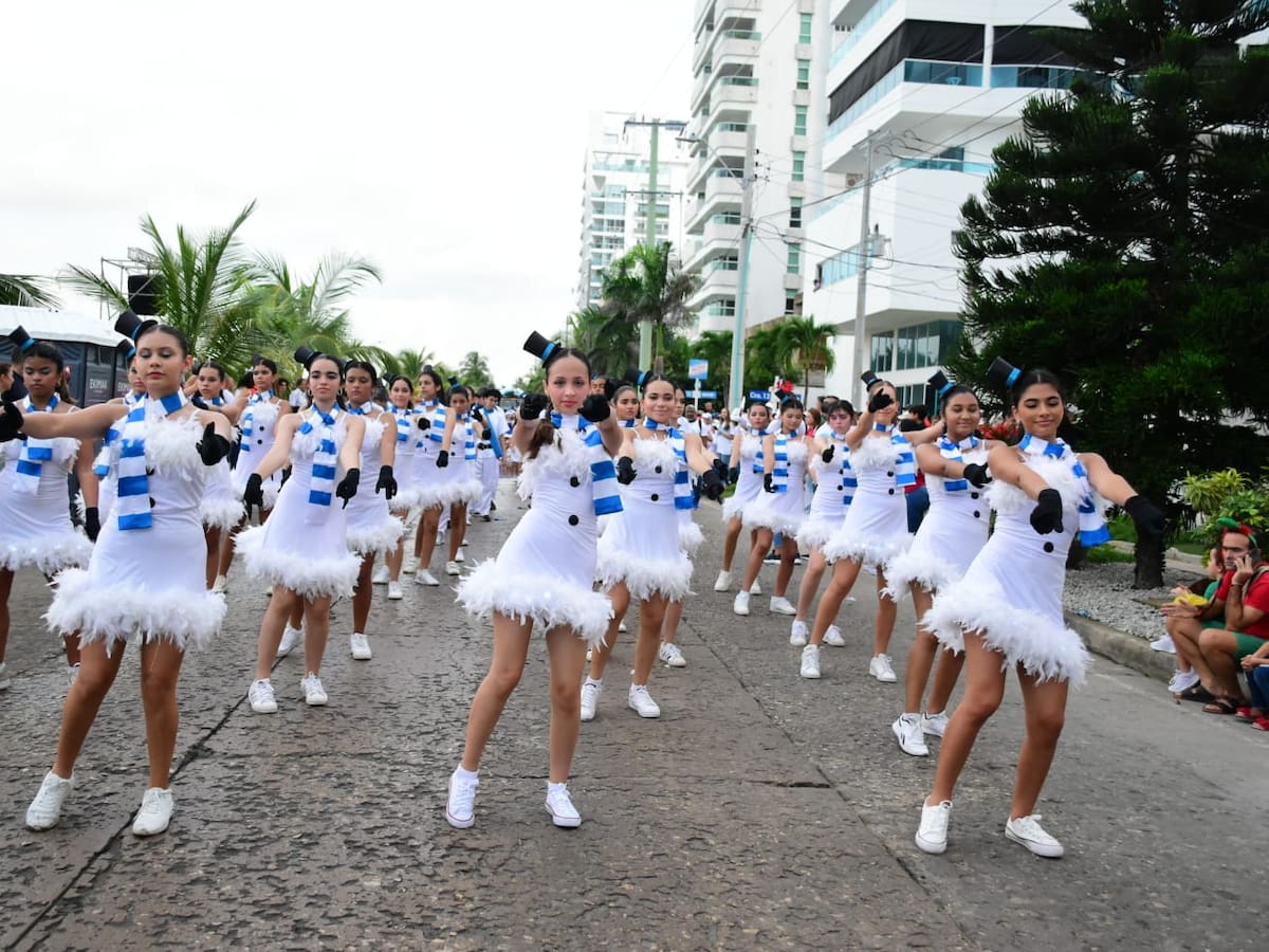 Cartagena da la bienvenida a la Navidad con el desfile Aspaen Navidad Mar Adentro