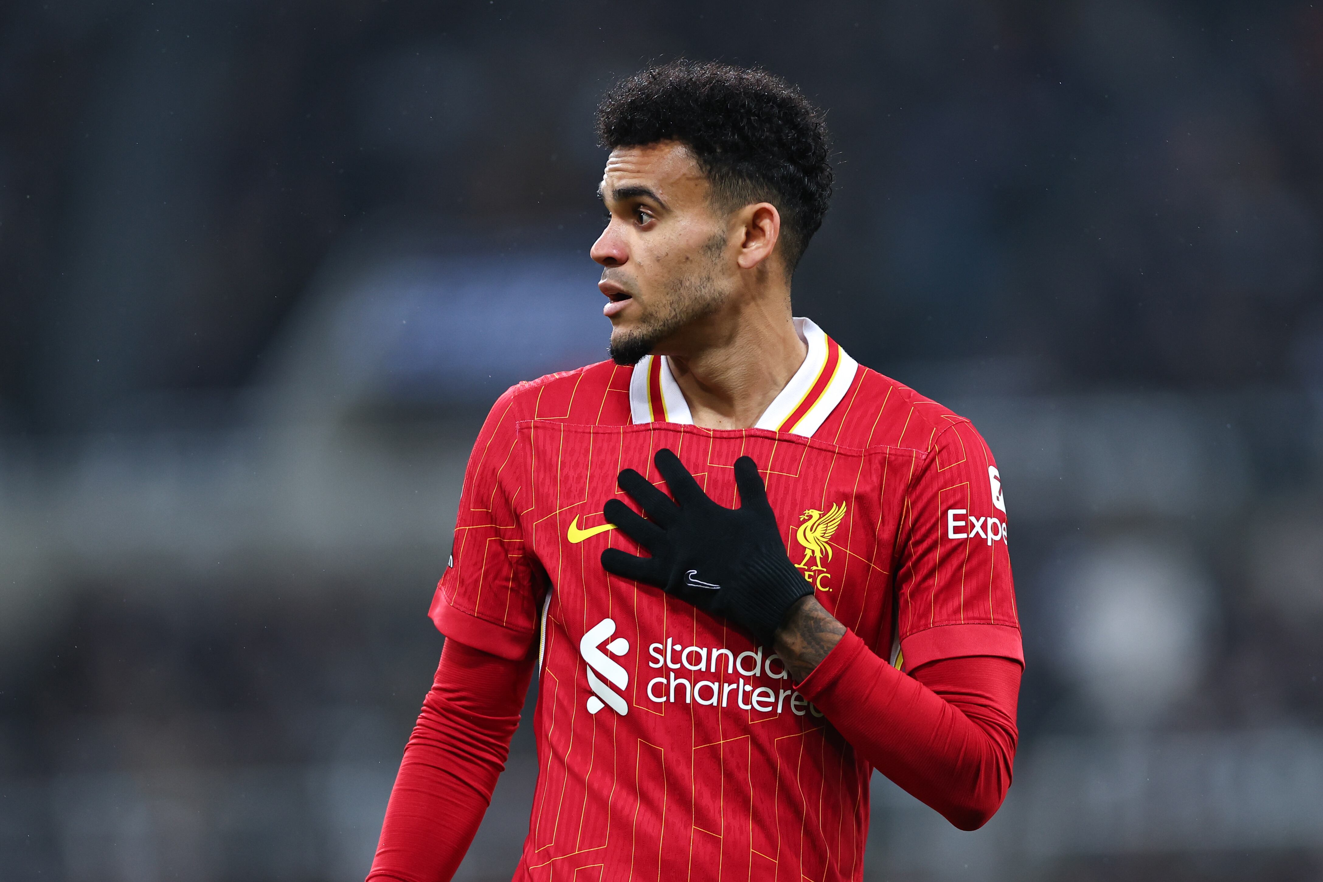 Luis Díaz, extremo colombiano del Liverpool, en su partido ante el Newcastle. (Photo by Robbie Jay Barratt - AMA/Getty Images)