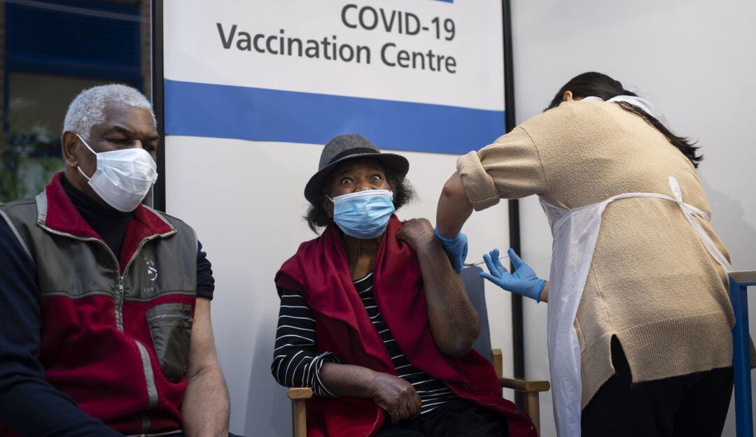 El Centro Europeo para la Prevención y el Control de Enfermedades confía en que entre más personas estén vacunadas, se registren menos casos de reinfección.