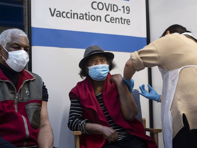 El Centro Europeo para la Prevención y el Control de Enfermedades confía en que entre más personas estén vacunadas, se registren menos casos de reinfección. 