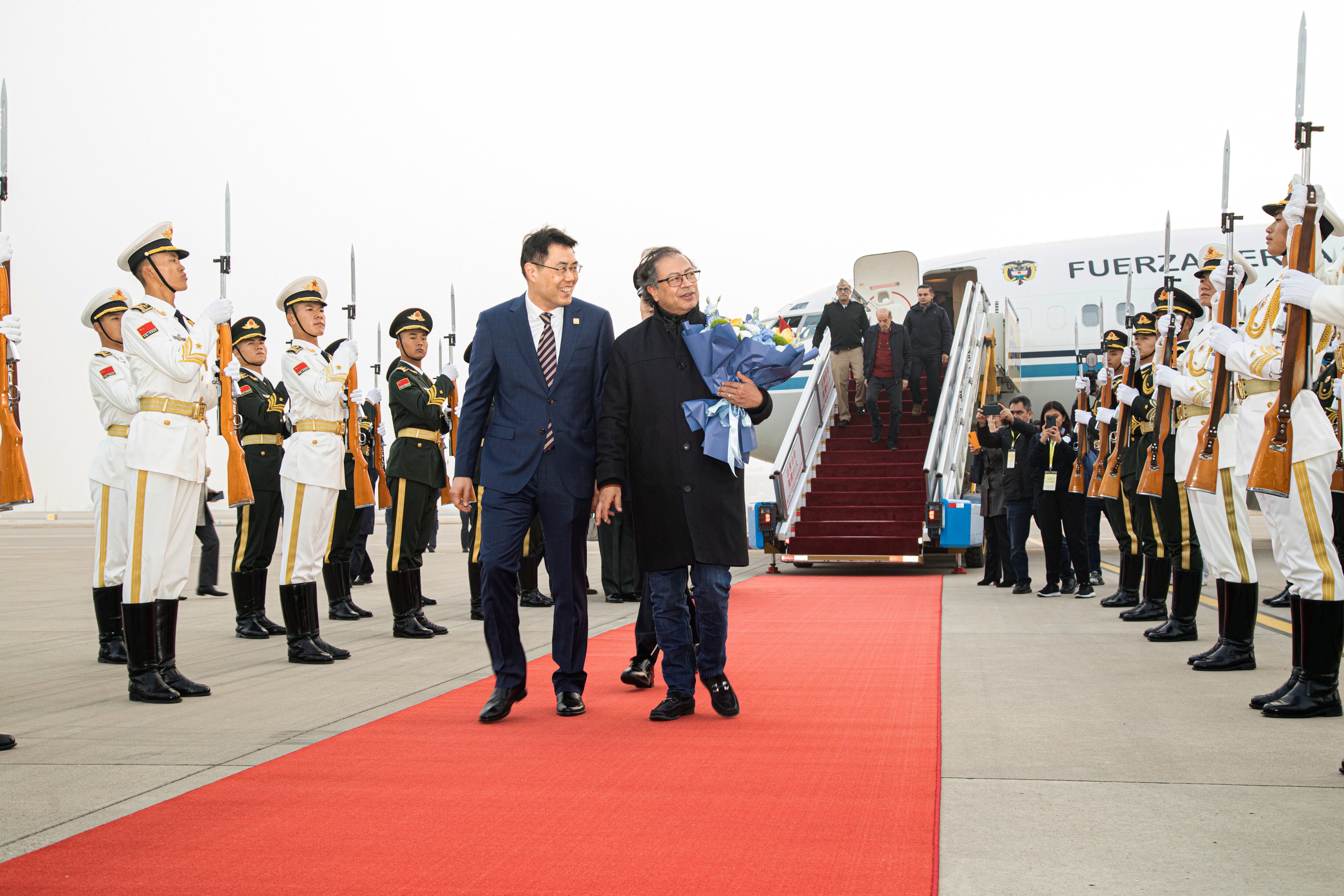 Gustavo Petro tras aterrizar en Pekín - Getty Images