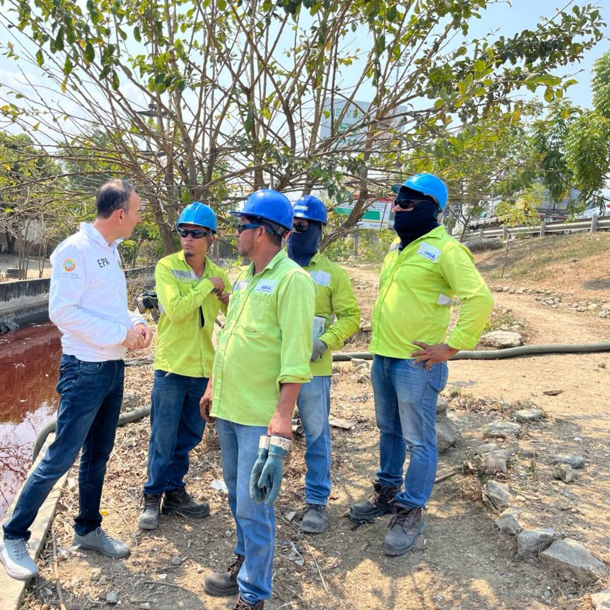 EPA Cartagena inspeccionó trabajos para reducir mancha roja en canal de Santa Clara