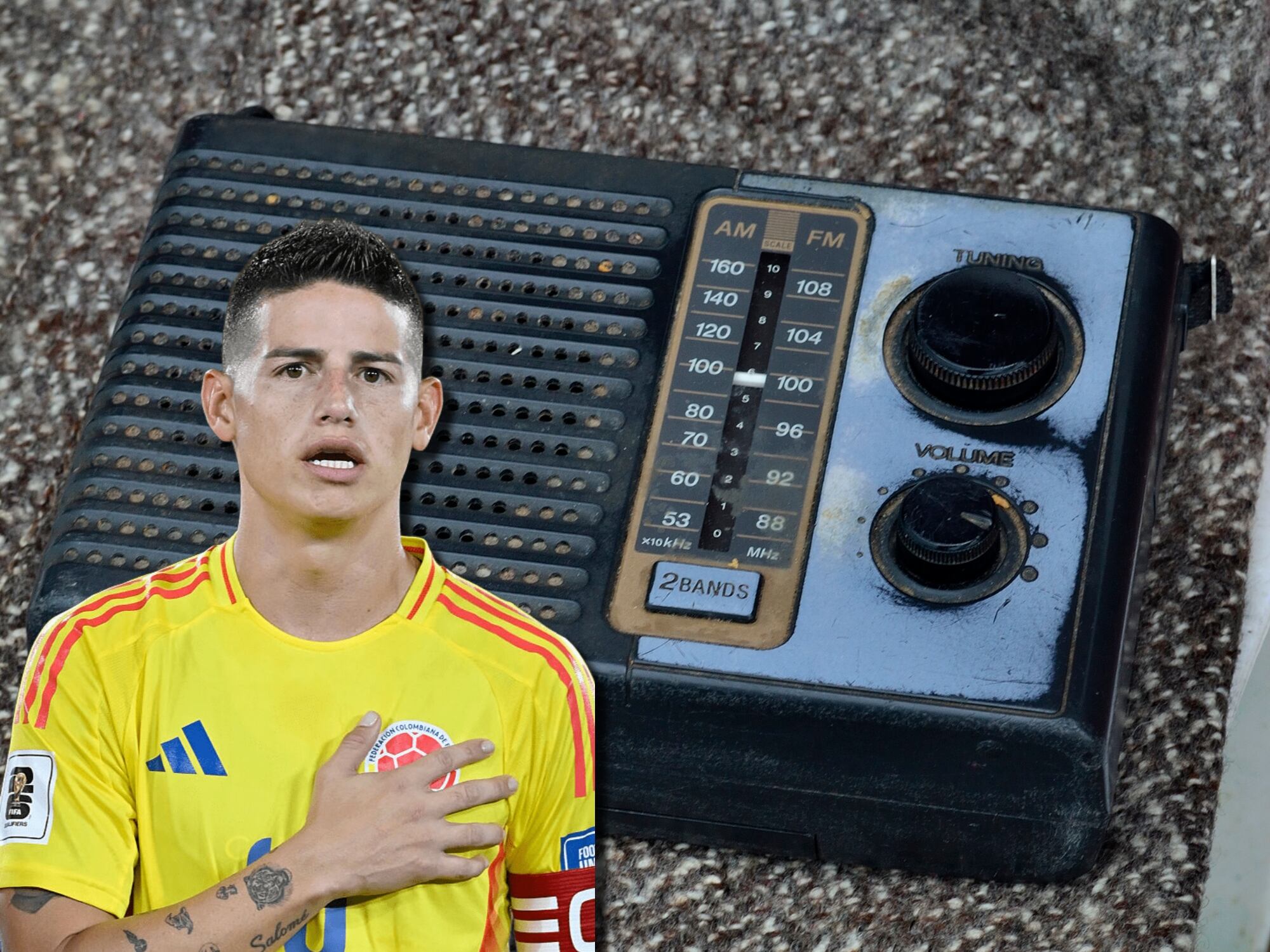 De fondo, un radio tradicional usado por los colombianos. Al frente, James Rodríguez, jugador de la Selección Colombia, cantando el himno nacional del país durante un partido de la 'Tricolor'. Fotos: Getty Images.