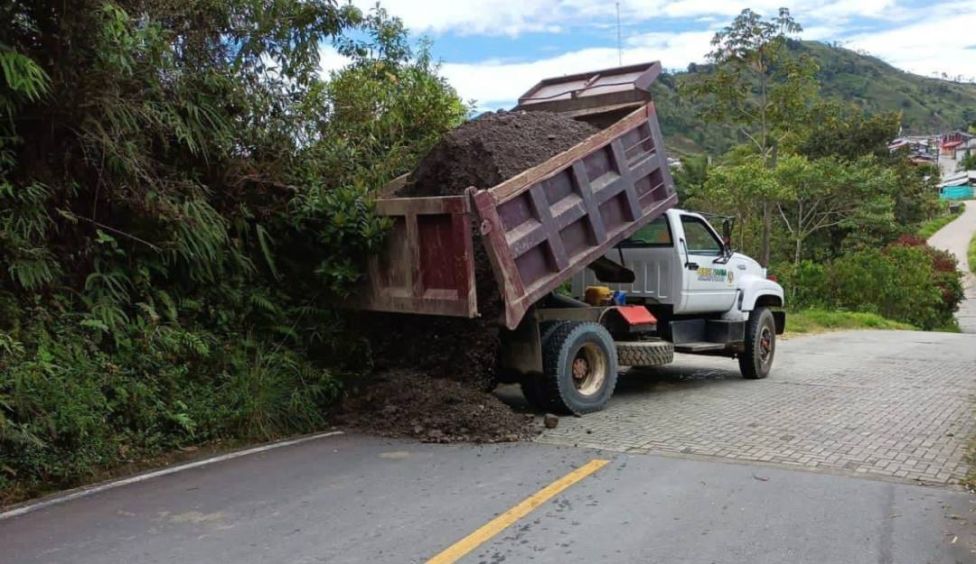 Gracias al buen clima en Pensilvania, Caldas, continúan los trabajos para desbloquear carreteras. Crédito: Alcaldía de Pensilvania, Caldas.