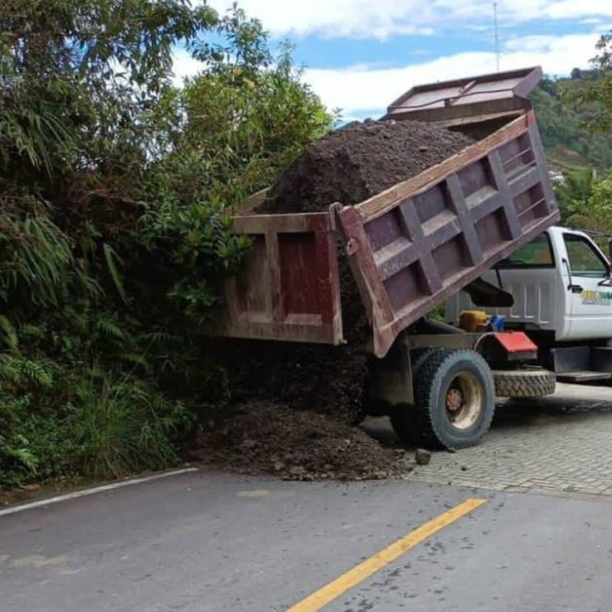 El buen clima en Pensilvania, Caldas, ha permitido trabajar en vías bloqueadas