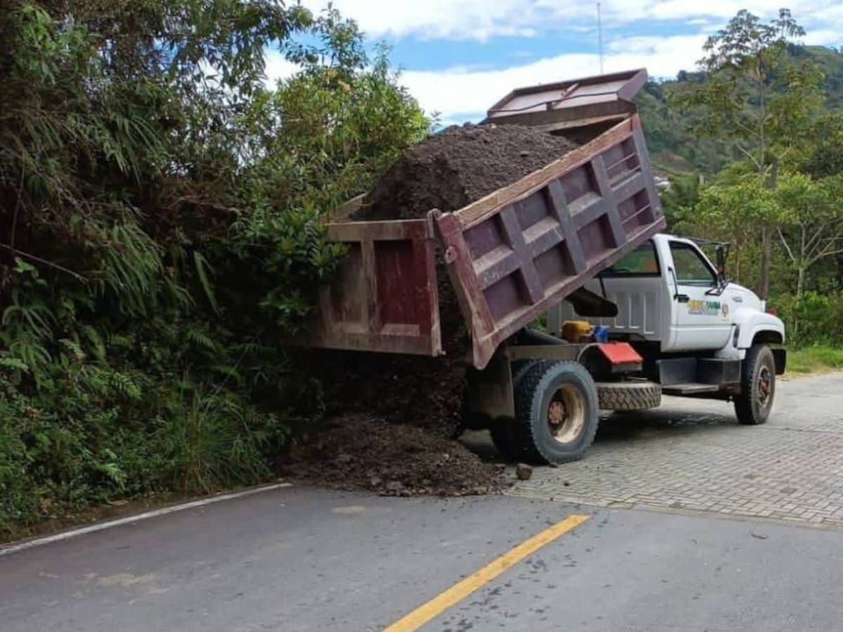 El buen clima en Pensilvania, Caldas, ha permitido trabajar en vías bloqueadas