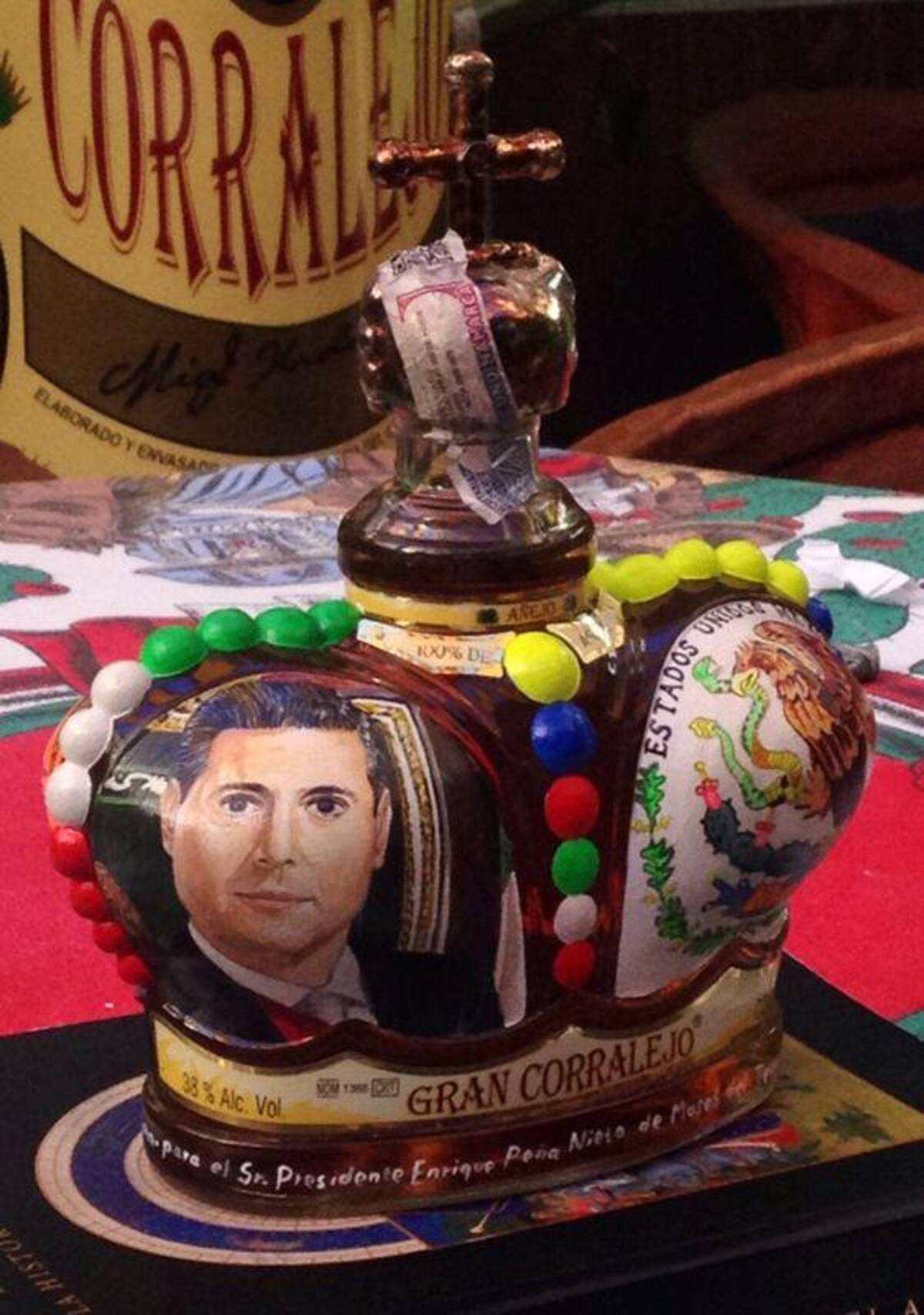 El mandatario recibió regalo del Museo del Tequila. (Fotos suministradas por Gustavo Gómez).