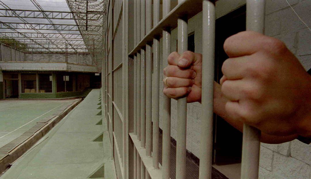 A la cárcel policía por exigir dinero a otro hombre con casa por cárcel