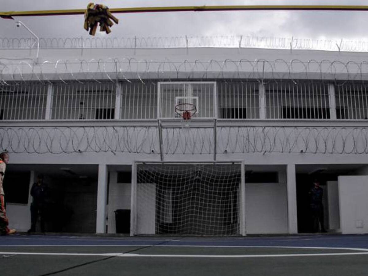 Familia reclama por fotos de presos con licor y comodidades en la Cárcel Modelo