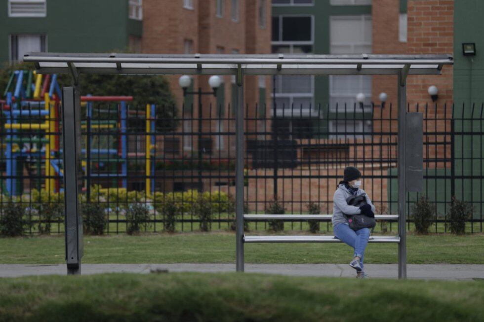 Las pocas personas en las calles de Bogotá, optan por usar tapabocas 