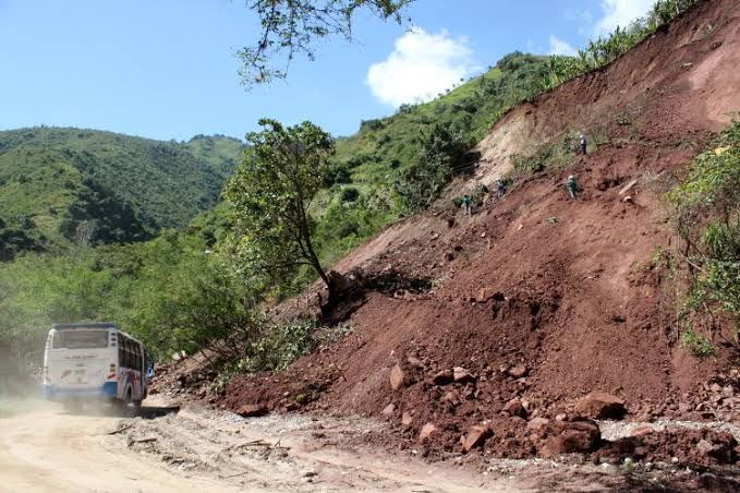 Deslizamientos, pérdida de banca y el desbordamiento de ríos mantienen afectaciones en varios corredores viales de Boyacá.
