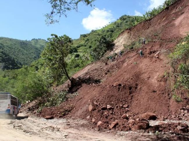 Deslizamientos, pérdida de banca y el desbordamiento de ríos mantienen afectaciones en varios corredores viales de Boyacá.