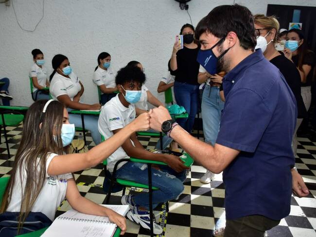 Alcalde de Barranquilla Jaime Pumarejo saludando a estudiantes beneficiados