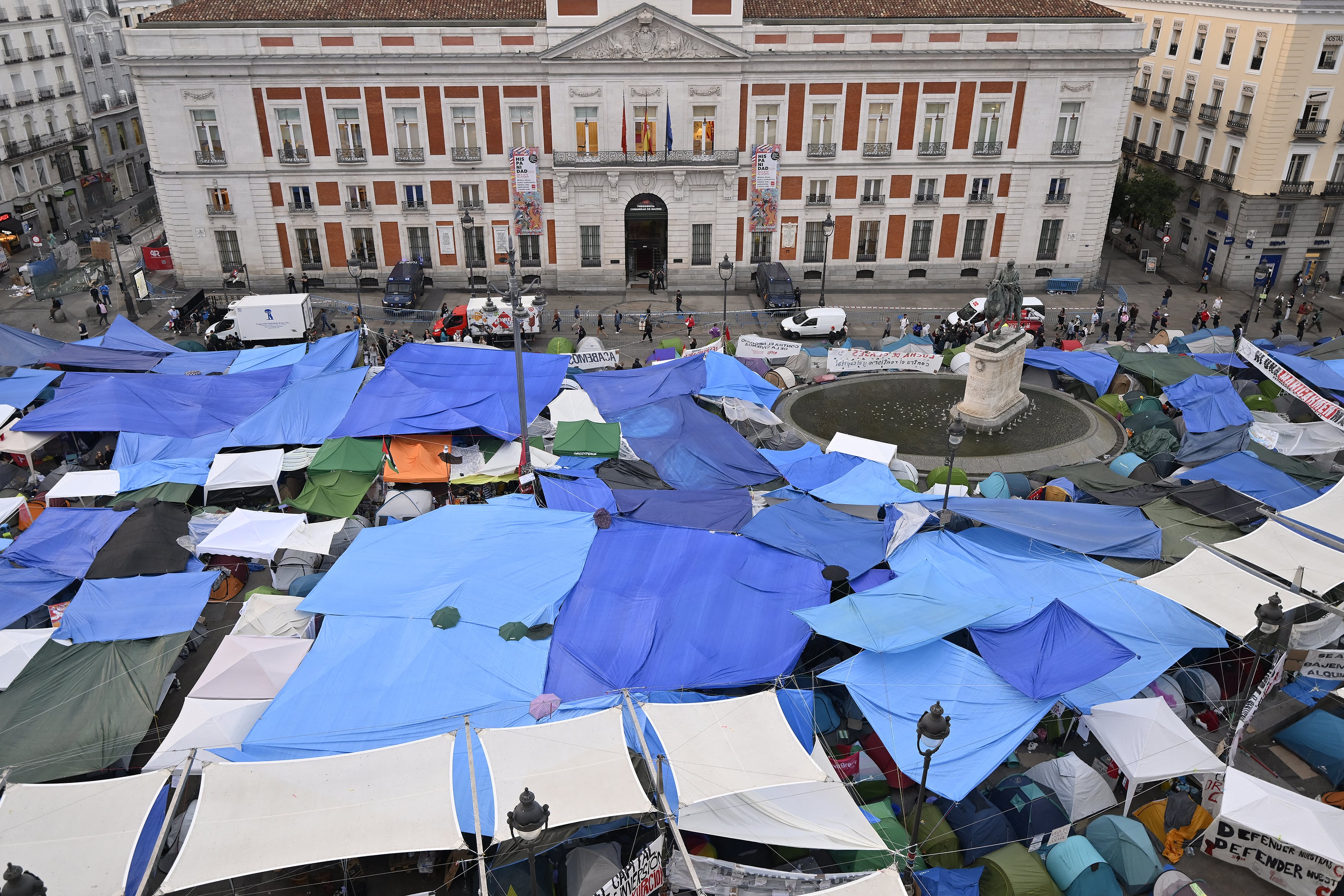 MADRID, SPAIN - SEPTEMBER 29 : Protesters continue their tent-city demonstration at Sol Square, demanding solutions from central and regional governments to combat the country's housing crisis, following the court-ordered and police-enforced eviction on September 23 of 87-year-old Mari Carmen, a symbolic figure who became unable to afford the rent on her 70-year residence on September 29, 2026 in Madrid, Spain. Burak Akbulut / Anadolu (Photo by BURAK AKBULUT / Anadolu via AFP)