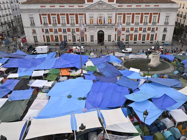MADRID, SPAIN - SEPTEMBER 29 : Protesters continue their tent-city demonstration at Sol Square, demanding solutions from central and regional governments to combat the country's housing crisis, following the court-ordered and police-enforced eviction on September 23 of 87-year-old Mari Carmen, a symbolic figure who became unable to afford the rent on her 70-year residence on September 29, 2026 in Madrid, Spain. Burak Akbulut / Anadolu (Photo by BURAK AKBULUT / Anadolu via AFP)