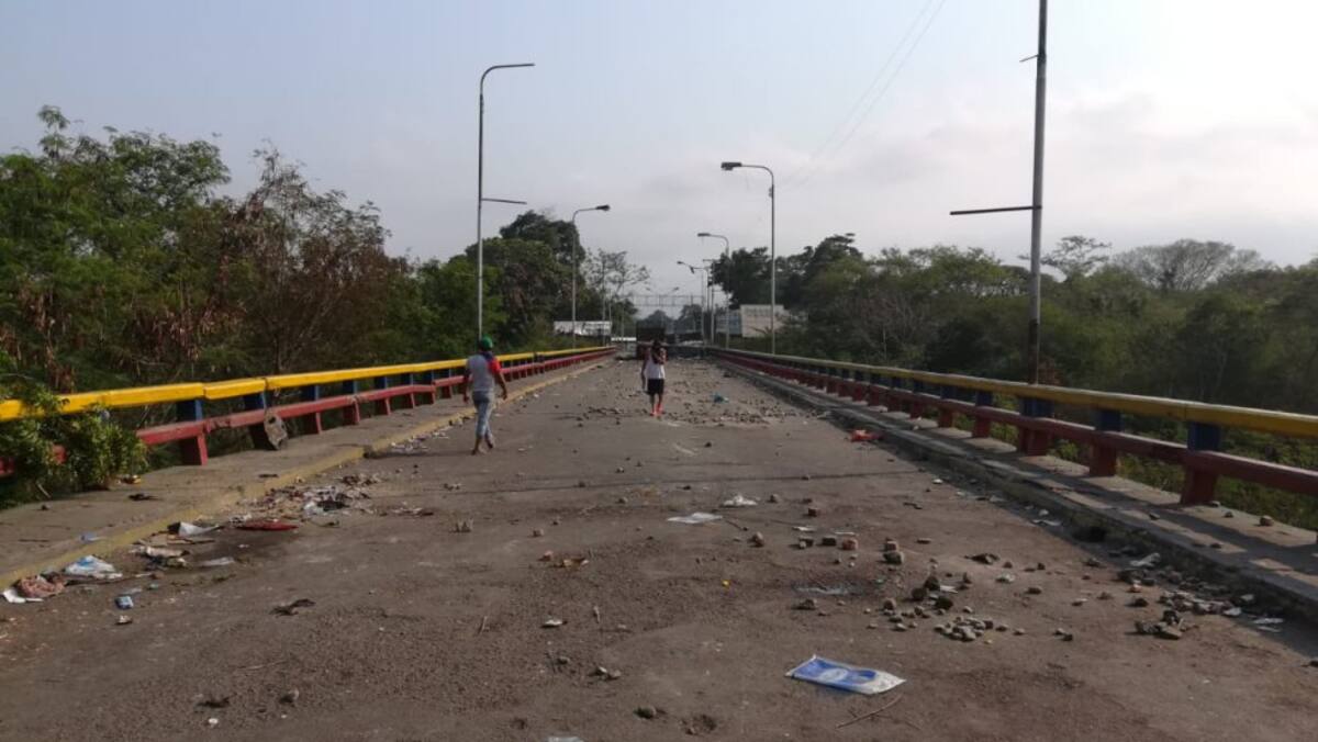 La imagen después de los disturbios en el puente fronterizo