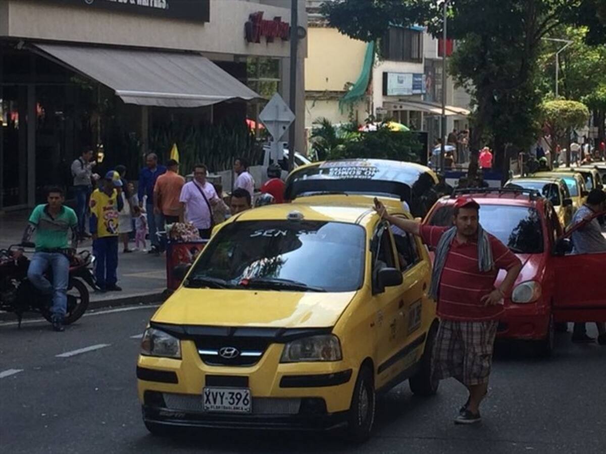 Taxistas bloquean principales vías de Bucaramanga por plan tortuga