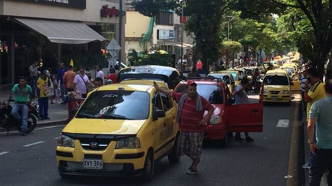 Taxistas bloquean principales vías de Bucaramanga por plan tortuga. Foto: Gerardo Navarro