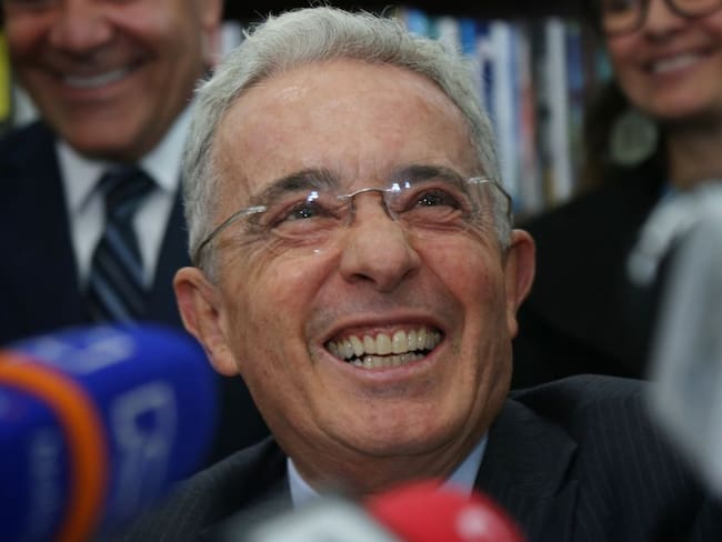 Con video defendiendo la reforma tributaria Uribe regresó a Twitter