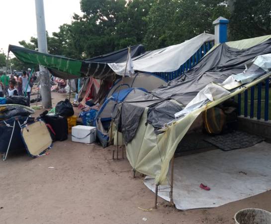 Cambuches a las afueras de la terminal de transporte