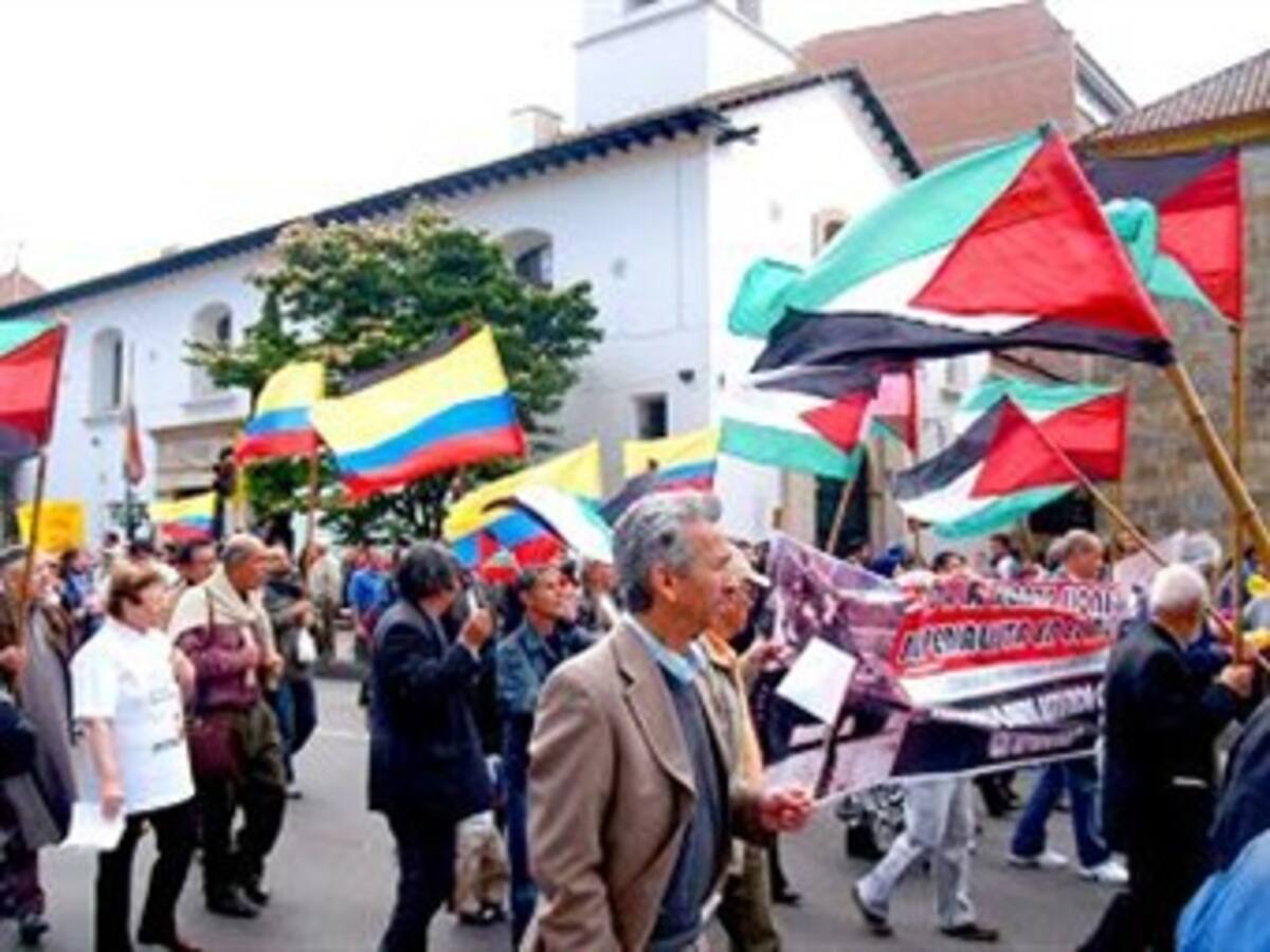 Al menos 300 personas protestaron frente a embajada de Israel en Colombia por ataques a Palestina