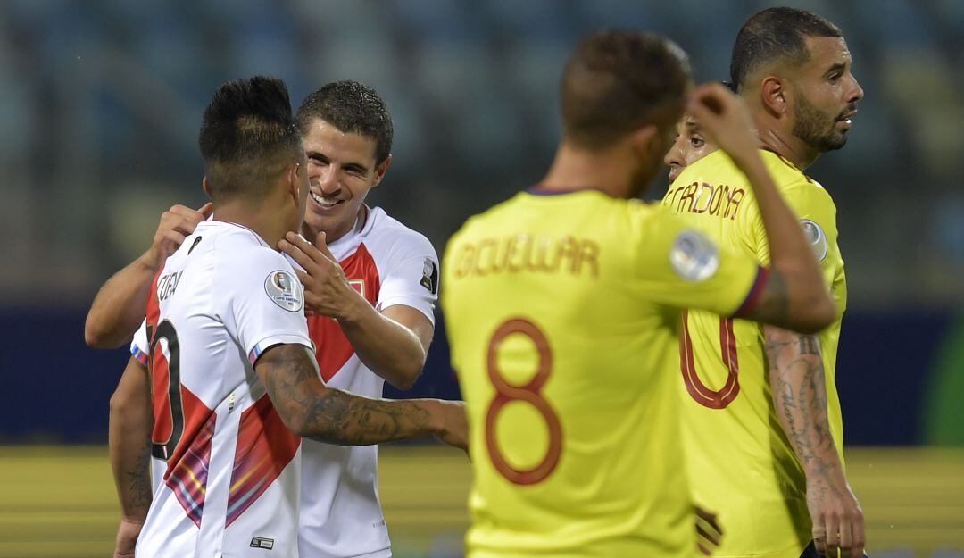 Los jugadores de Colombia se lamentan ante el festejo de los peruanos.