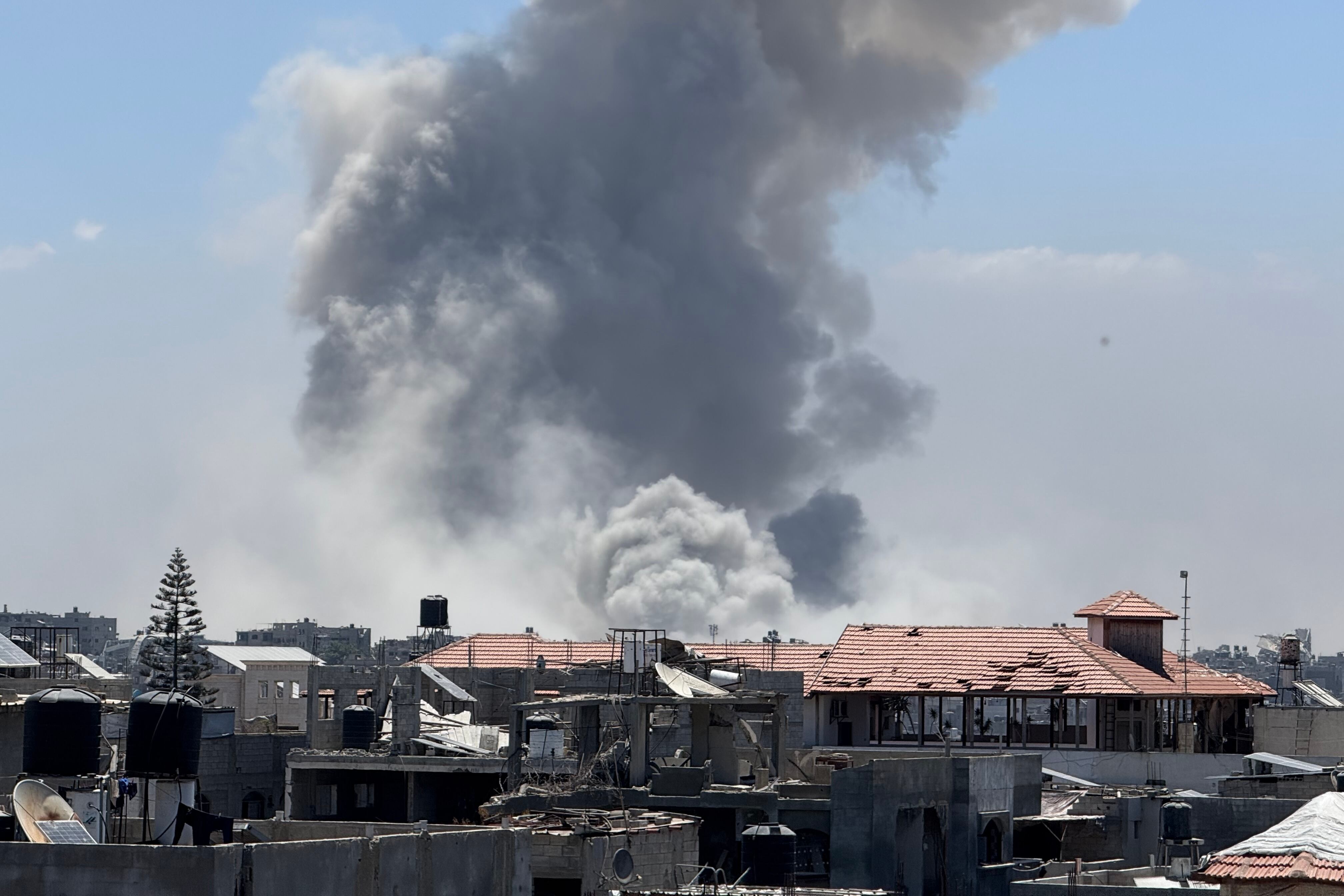 GAZA (GAZA Y CISJORDANIA), 05/07/2025.-Vista general de la ciudad de Gaza este sábado. El Ejército israelí mató al menos a 19 palestinos en una serie de ataques contra la Franja de Gaza en lo que va de sábado, recogen medios como la agencia oficial de noticias palestina, Wafa, o el canal catarí Al Jazeera. Al menos siete de los fallecidos se registraron en la zona costera de Mawasi, al oeste de Jan Yunis, en el sur de la Franja. EFE/ Ahmad Awad