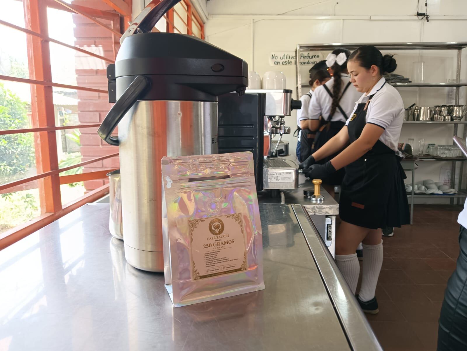 En el instituto Génova, Quindío en  alianza con el Sena los estudiantes son formados en barismo y producen su propio café. Foto: Adrián Trejos, autorizada por las directivas del colegio