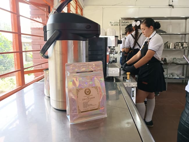 En el instituto Génova, Quindío en alianza con el Sena los estudiantes son formados en barismo y producen su propio café. Foto: Adrián Trejos, autorizada por las directivas del colegio