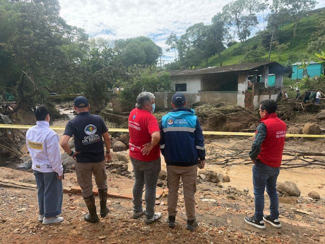 Más de 50 rescatistas siguen buscando a personas desaparecidas por crecientes súbitas en Silvania