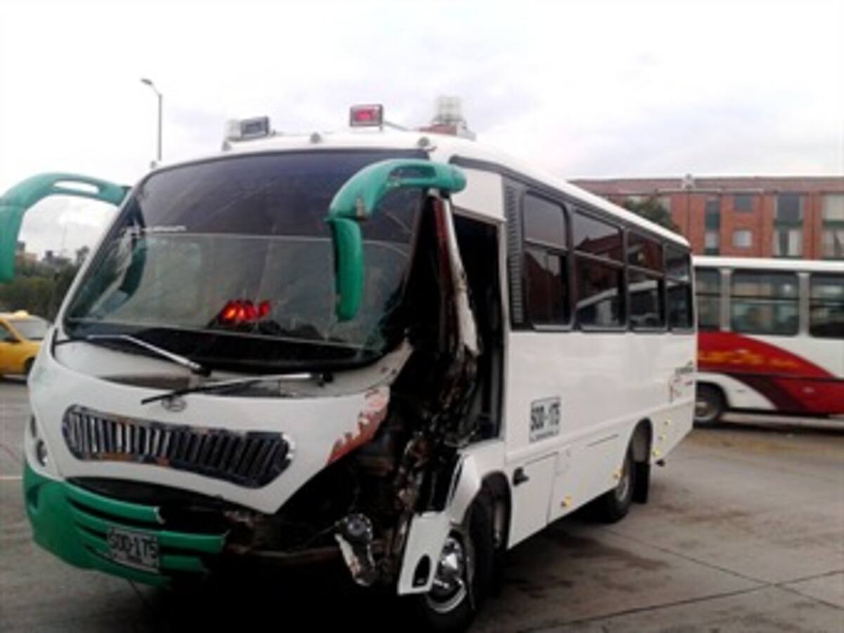 Choque entre bus escolar y articulado de Transmilenio en Suba no dejó lesionados