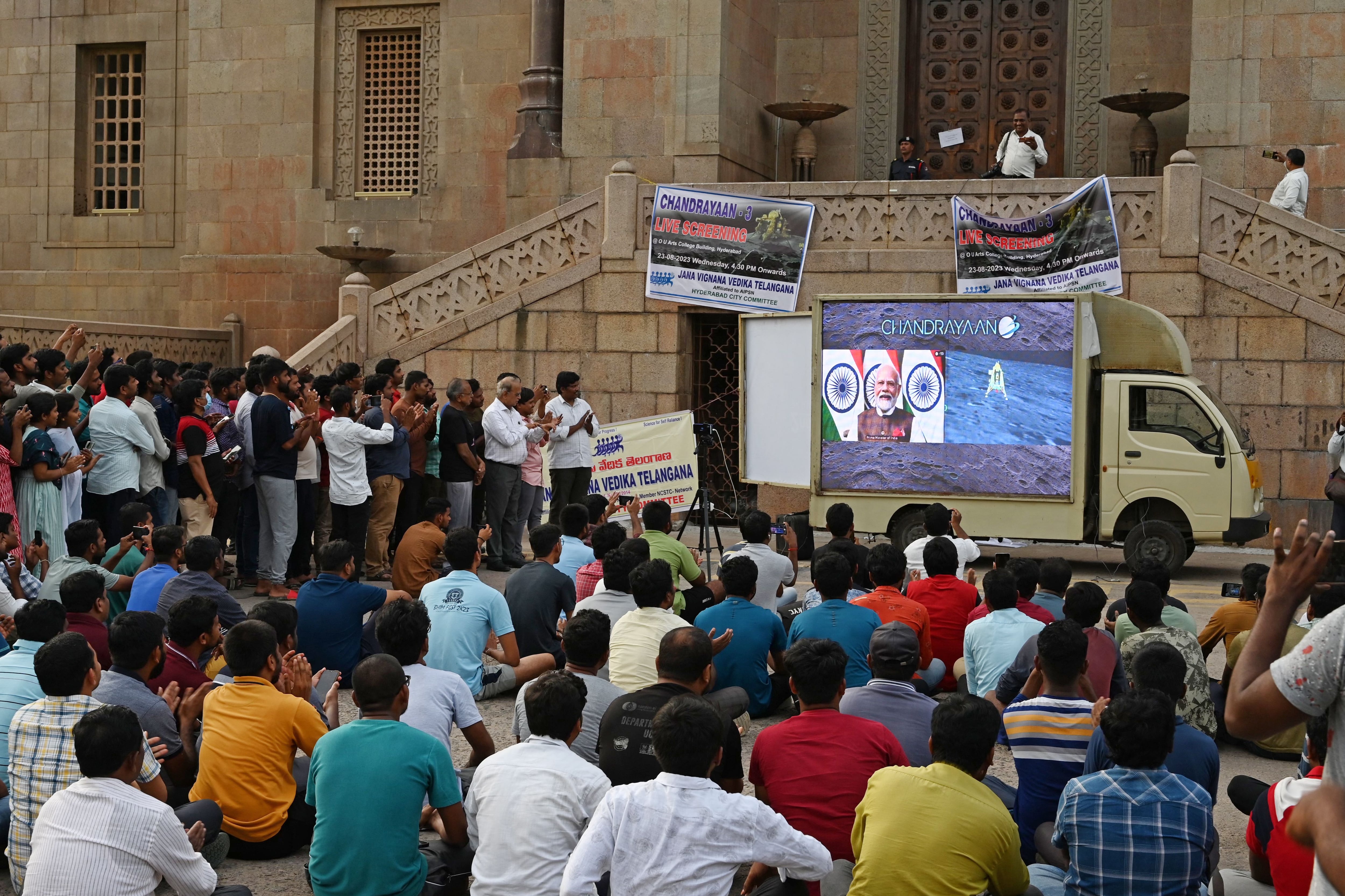 Transmisión del avance de la misión lunar Chandrayaan-3 en India. 
(Foto:     NOAH SEELAM/AFP via Getty Images)