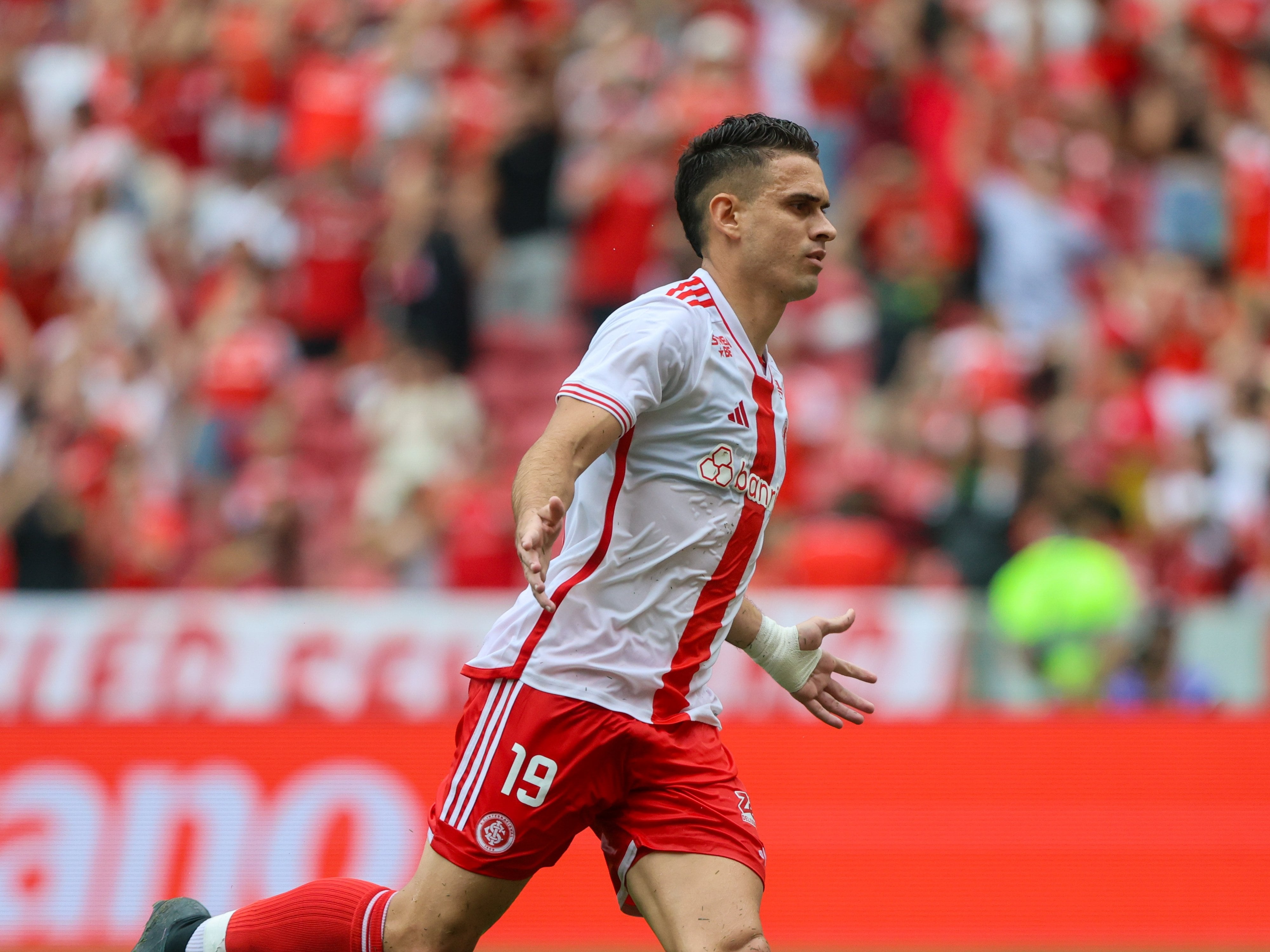 Rafael Santos Borré festeja uno de sus dos goles ante Juventude / Twitter: @SCInternacional