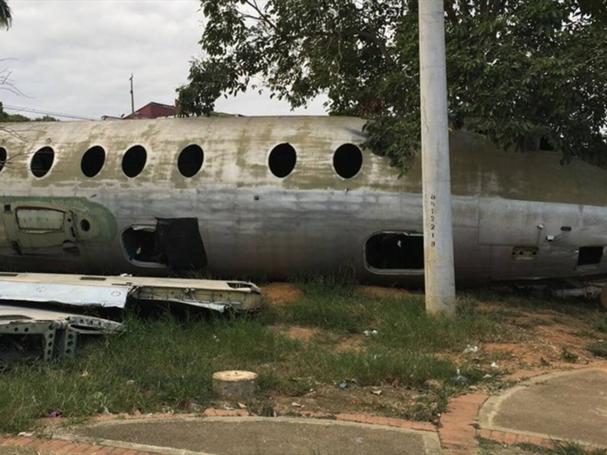 Venezolanos están durmiendo en avión abandonado en parque de Bucaramanga