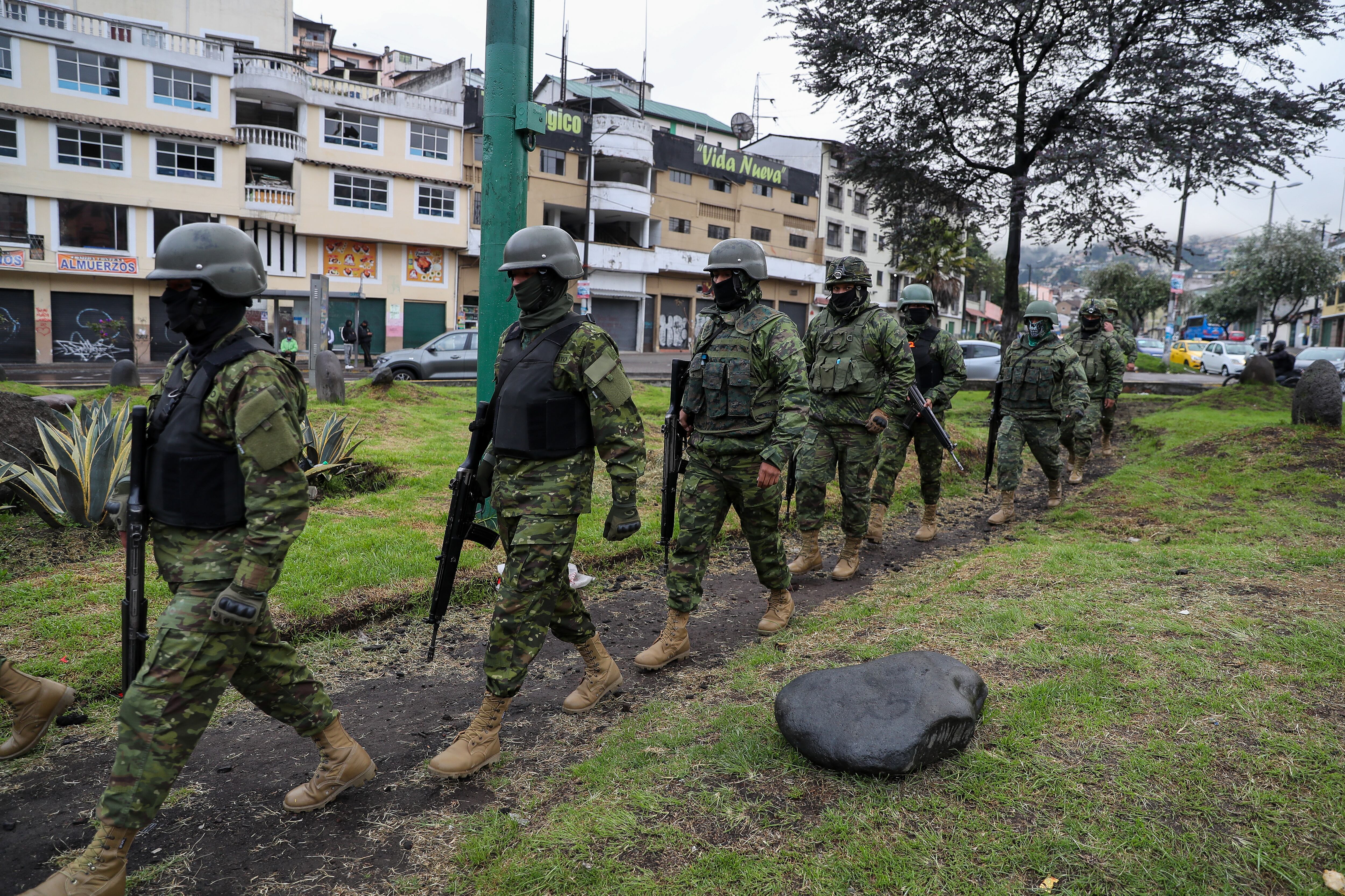 Militares participan en un operativo de control en Quito (Ecuador). 
EFE/ José Jácome
