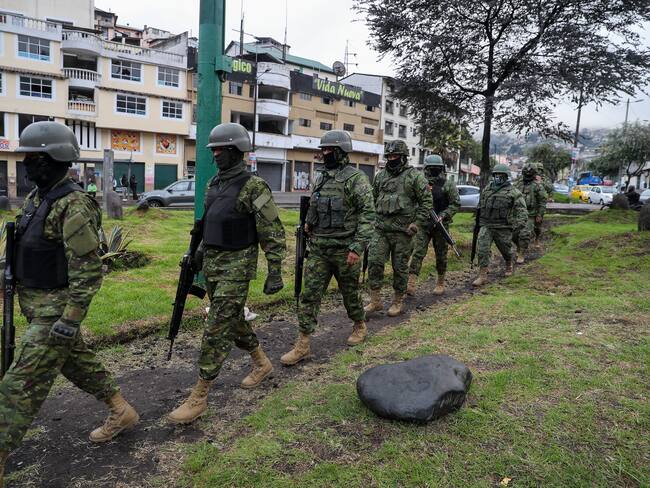 Militares participan en un operativos de control y seguridad en Ecuador para hacer frente a la crisis por cuenta de violencia de grupos narcotraficantes. 

(Foto:   EFE/ José Jácome)