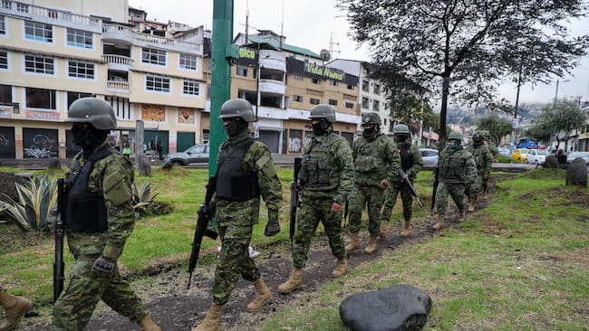 -FOTODELDÍA- AME8898. QUITO (ECUADOR), 12/01/2024.- Militares participan en un operativo de control hoy, en Quito (Ecuador). Ecuador vive una crisis de seguridad y violencia extrema que ha llevado al presidente del país, Daniel Noboa, a decretar el estado de excepción, declarar la existencia de un conflicto armado interno y ordenar a la Fuerza Pública que adelante operativos de seguridad y control en distintos puntos del país. En las calles aún persiste el temor a nuevos atentados y actos violentos como los ocurridos el martes que incluyeron el secuestro y asesinato de policías, el estallido e incendio de automóviles y el asalto armado a un canal de televisión en la ciudad de Guayaquil. EFE/ José Jácome